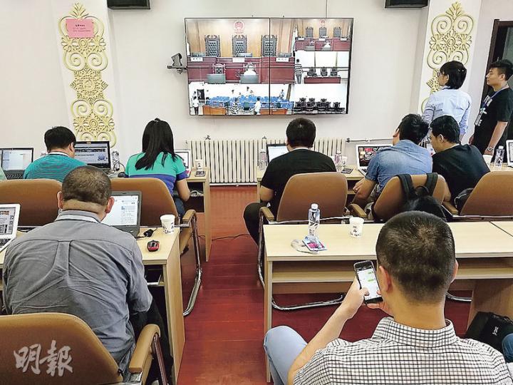 法院將一處會議室改成新聞中心,記者可以在此觀看庭審直播。(明報記者攝) 法院將一處會議室改成新聞中心,記者可以在此觀看庭審直播。(明報記者攝)