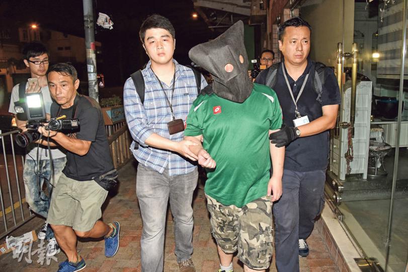 日前港鐵荃灣線列車出現「持槍客」,警方前晚拘捕涉案男子。(蔡方山攝)警方於疑犯寓所檢獲兩短一長仿製槍,初步無被改裝,但仍有待相關部門詳細檢查。(蔡方山攝) 日前港鐵荃灣線列車出現「持槍客」,警方前晚拘捕涉案男子。(蔡方山攝)警方於疑犯寓所檢獲兩短一長仿製槍,初步無被改裝,但仍有待相關部門詳細檢查。(蔡方山攝)
