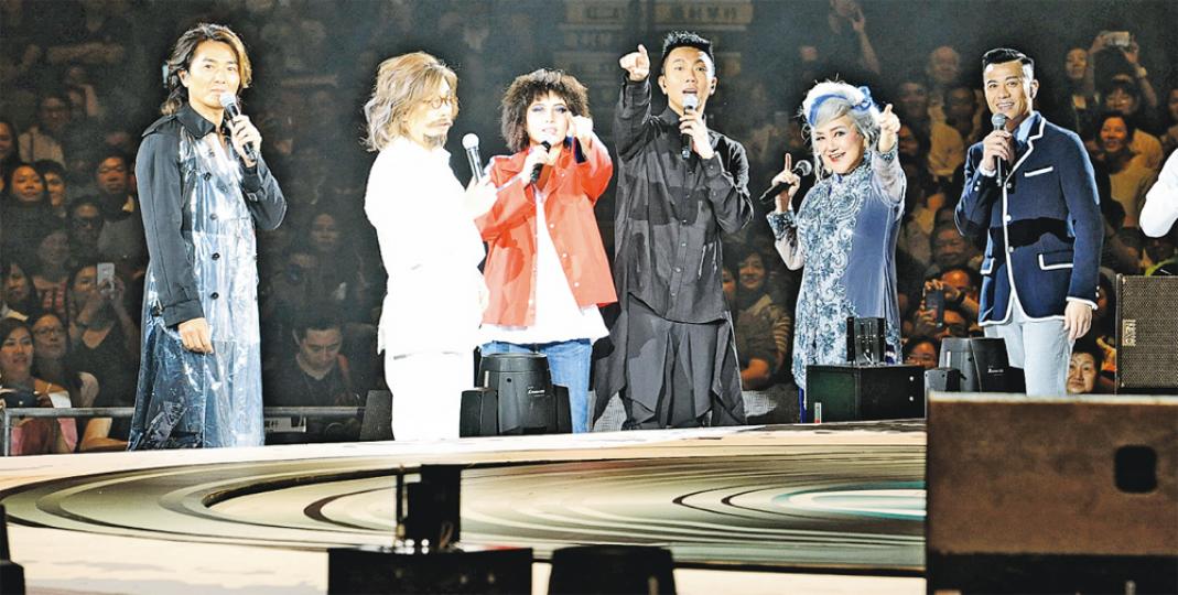鄭伊健、何超儀、劉浩龍、邵音音、梁漢文等做嘉賓撐林敏驄,眾人圍繞出事舞台邊演出。(攝影:鍾偉茵)蔡一傑有獨唱部分留下繼續演出。(攝影:鍾偉茵)林敏驄穿白色衫及留鬚造型亮相,獲觀眾鼓掌支持。(攝影:鍾偉茵)演唱會延遲令大批觀眾擠滿紅館外,更一度鼓譟。(攝影:鍾偉茵)大名娛樂發言人丘先生指塌台意外是機件故障。(攝影:鍾偉茵) 鄭伊健、何超儀、劉浩龍、邵音音、梁漢文等做嘉賓撐林敏驄,眾人圍繞出事舞台邊演出。(攝影:鍾偉茵)蔡一傑有獨唱部分留下繼續演出。(攝影:鍾偉茵)林敏驄穿白色衫及留鬚造型亮相,獲觀眾鼓掌支持。(攝影:鍾偉茵)演唱會延遲令大批觀眾擠滿紅館外,更一度鼓譟。(攝影:鍾偉茵)大名娛樂發言人丘先生指塌台意外是機件故障。(攝影:鍾偉茵)