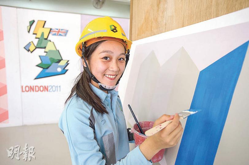 20歲的黃美詩為建造業議會基本工藝課程油漆粉飾科畢業生,早前於香港區選拔賽中勝出,將參加世界級比賽,她表示,做油漆粉飾時要心平氣和,才可確保雙手穩定拉出直線和把顏色髹得均勻。(楊柏賢攝)建造業議會基本工藝課程水喉潔具科畢業生黃雪凝(左)今年將代表香港參加世界技能大賽的水喉比賽項目,建造業議會工藝導師(水喉潔具科)鄧志偉(右)指出,除了需一定體力,亦講求技巧,才可精準扭出角度和形狀合適的水喉。(楊柏賢攝) 20歲的黃美詩為建造業議會基本工藝課程油漆粉飾科畢業生,早前於香港區選拔賽中勝出,將參加世界級比賽,她表示,做油漆粉飾時要心平氣和,才可確保雙手穩定拉出直線和把顏色髹得均勻。(楊柏賢攝)建造業議會基本工藝課程水喉潔具科畢業生黃雪凝(左)今年將代表香港參加世界技能大賽的水喉比賽項目,建造業議會工藝導師(水喉潔具科)鄧志偉(右)指出,除了需一定體力,亦講求技巧,才可精準扭出角度和形狀合適的水喉。(楊柏賢攝)