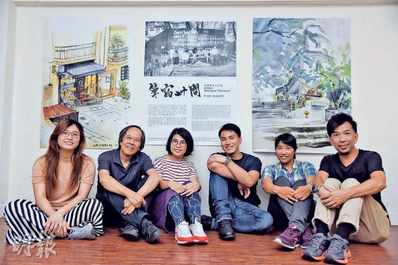 Melo(左起)、Ben、喳咋、彭啤、阿寶和Vincent等民間藝術家自發舉辦街頭寫生展覽《筆寫卅間》,以畫作紀錄上環士丹頓街一帶唐樓群的風光,展覽名稱的「卅間」,是老街坊對該區的稱呼。(黃志東攝) Melo(左起)、Ben、喳咋、彭啤、阿寶和Vincent等民間藝術家自發舉辦街頭寫生展覽《筆寫卅間》,以畫作紀錄上環士丹頓街一帶唐樓群的風光,展覽名稱的「卅間」,是老街坊對該區的稱呼。(黃志東攝)
