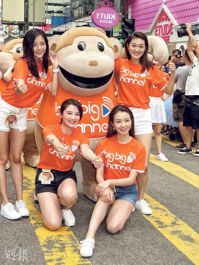 麥明詩、麥美恩、張寶兒及余思霆昨日到旺角行人專用區為無綫Big Big Channel拍攝宣傳片。(攝影鎅O者:鍾一虹) 麥明詩、麥美恩、張寶兒及余思霆昨日到旺角行人專用區為無綫Big Big Channel拍攝宣傳片。(攝影鎅O者:鍾一虹)