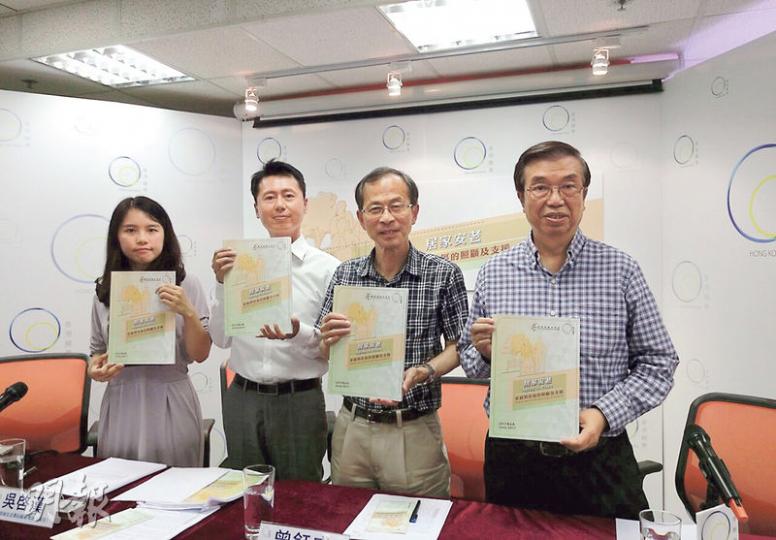 「香港願景」昨發表有關居家安老的政策研究報告,召集人曾鈺成(右二)表示,本港大部分長者希望在家中安老,但入住院舍的比例卻比不少地方高,認為政府有需要檢視並改善現時的社區照顧服務。左二為高級研究員(項目)吳啟漢,右一為執行及研究總監馮可強。(陳柔雅攝) 「香港願景」昨發表有關居家安老的政策研究報告,召集人曾鈺成(右二)表示,本港大部分長者希望在家中安老,但入住院舍的比例卻比不少地方高,認為政府有需要檢視並改善現時的社區照顧服務。左二為高級研究員(項目)吳啟漢,右一為執行及研究總監馮可強。(陳柔雅攝)
