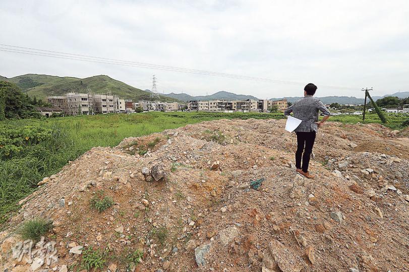 元朗大旗嶺村多幅農地近月出現多個「泥頭山」,夾雜大石及建築廢料,有居民憂慮雨季時會加劇水浸,影響安全。環保署表示已巡查該處7次,涉堆放泥頭土地達3000平方米,正跟進調查事件。(郭慶輝攝) 元朗大旗嶺村多幅農地近月出現多個「泥頭山」,夾雜大石及建築廢料,有居民憂慮雨季時會加劇水浸,影響安全。環保署表示已巡查該處7次,涉堆放泥頭土地達3000平方米,正跟進調查事件。(郭慶輝攝)