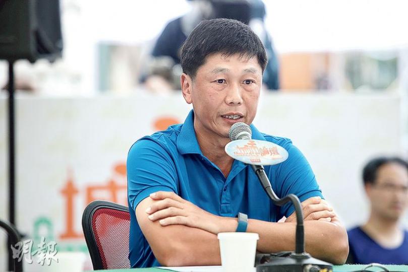 體育專員楊德強(圖)噚日喺《城市論壇》話,英超球隊訪港表演賽銷情好,證明香港仲有足球捧場客,但同場學者就認為表演賽收益理想唔代表本地球壇有進步。(曾憲宗攝) 體育專員楊德強(圖)噚日喺《城市論壇》話,英超球隊訪港表演賽銷情好,證明香港仲有足球捧場客,但同場學者就認為表演賽收益理想唔代表本地球壇有進步。(曾憲宗攝)