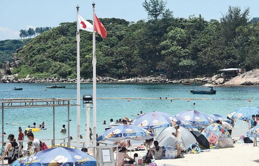 康文署昨再宣布西貢銀線灣及清水灣第二灣泳灘因當值救生員不足,暫停救生服務。圖為清水灣第二灣泳灘,雖然掛上紅旗及定期有暫停救生服務廣播,但泳灘依然人山人海,小童在無救生員當值下游泳,幸未有發生意外。(洪心怡攝) 康文署昨再宣布西貢銀線灣及清水灣第二灣泳灘因當值救生員不足,暫停救生服務。圖為清水灣第二灣泳灘,雖然掛上紅旗及定期有暫停救生服務廣播,但泳灘依然人山人海,小童在無救生員當值下游泳,幸未有發生意外。(洪心怡攝)