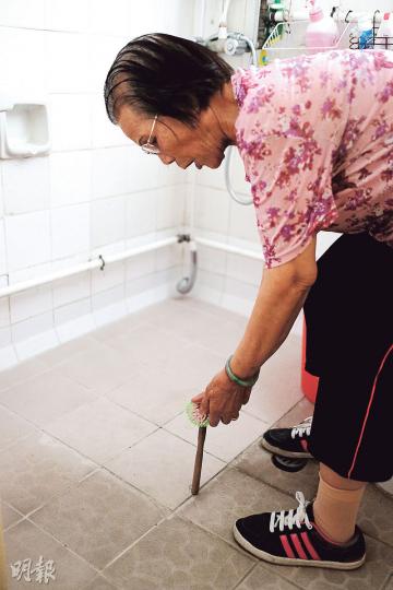 郭婆婆指令她絆倒受傷的企缸高如其手持的小木棒,每次洗澡上落很不方便,去年拆除後感到非常方便,受傷次數亦減少。(鍾林枝攝) 郭婆婆指令她絆倒受傷的企缸高如其手持的小木棒,每次洗澡上落很不方便,去年拆除後感到非常方便,受傷次數亦減少。(鍾林枝攝)