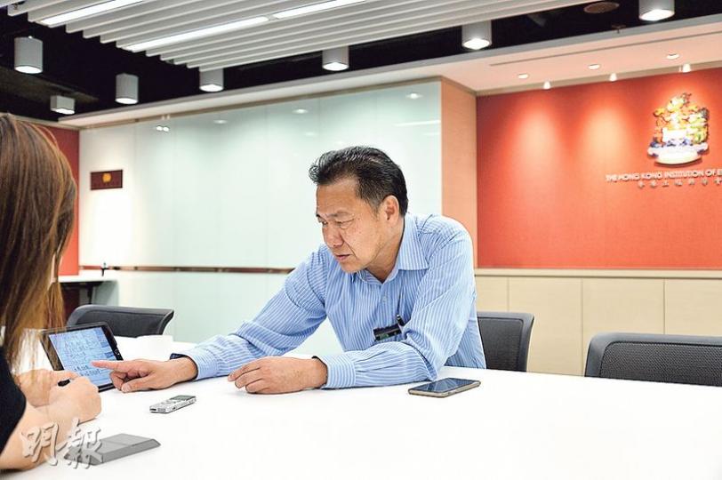 香港工程師學會機械界別顧問小組委員工程師司徒家成解釋,一般升降機保養工程須兩名工程人員進行;而升降機保養又可分為每月保養、6個月檢驗和全年檢驗,每種保養亦涉及不同程序。(蘇智鑫攝) 香港工程師學會機械界別顧問小組委員工程師司徒家成解釋,一般升降機保養工程須兩名工程人員進行;而升降機保養又可分為每月保養、6個月檢驗和全年檢驗,每種保養亦涉及不同程序。(蘇智鑫攝)