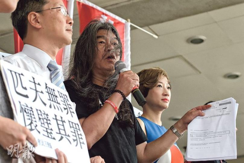 被票控藐視立法會的社民連立法會議員梁國雄(中)抗議政治檢控後,便前往區院就其公職人員行為失當罪案件應訊,公民黨議員郭家麒(左)、陳淑莊(右)及社民連外務副主席黃浩銘亦有現身支持。(楊柏賢攝) 被票控藐視立法會的社民連立法會議員梁國雄(中)抗議政治檢控後,便前往區院就其公職人員行為失當罪案件應訊,公民黨議員郭家麒(左)、陳淑莊(右)及社民連外務副主席黃浩銘亦有現身支持。(楊柏賢攝)