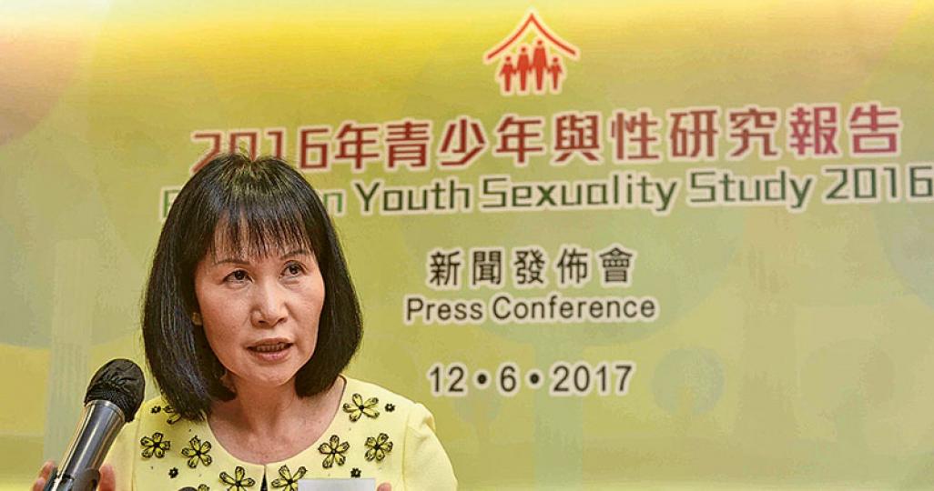 家計會執行總監范瑩孫表示,中學生對將來結婚及生兒育女的態度較積極,但18至27歲的青年有更多的猶豫,估計與社會緊張的氣氛有關,冀社會給予他們更為支持和鼓勵,減少焦慮,以樂觀態度面對將來。(鍾林枝攝) 家計會執行總監范瑩孫表示,中學生對將來結婚及生兒育女的態度較積極,但18至27歲的青年有更多的猶豫,估計與社會緊張的氣氛有關,冀社會給予他們更為支持和鼓勵,減少焦慮,以樂觀態度面對將來。(鍾林枝攝)