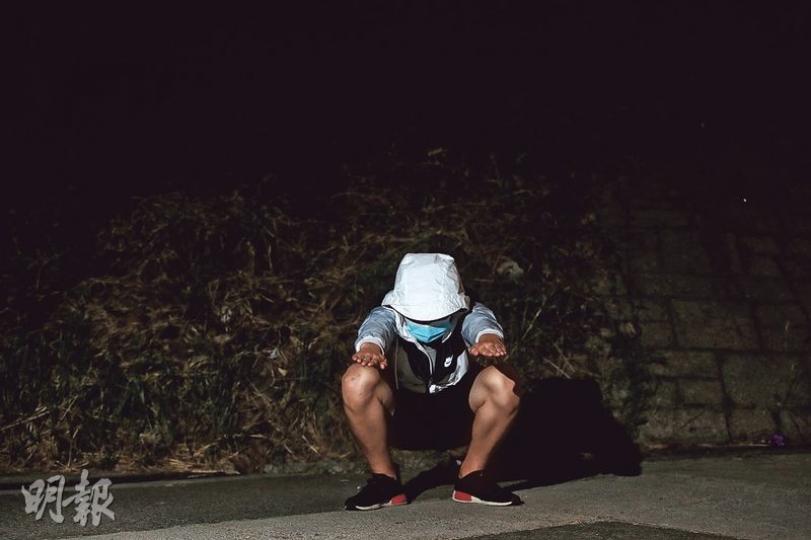 17歲的阿禧(化名)向本報稱,在獄中大部分時間都被要求步操及「踎低」(圖),一日累計可多達6至7小時,也試過連續踎數小時。現時他若「踎低」數分鐘,膝關節仍隱隱作痛。(曾憲宗攝)3名受訪年輕人均聲稱於壁屋懲教所在囚期間,曾被懲教人員以伸縮警棍或鐵尺打腳底,在獄中被稱為「找板」。事主阿禧(化名)說每次被「找板」後,翌日都痛得難以走路或步操。(曾憲宗攝) 17歲的阿禧(化名)向本報稱,在獄中大部分時間都被要求步操及「踎低」(圖),一日累計可多達6至7小時,也試過連續踎數小時。現時他若「踎低」數分鐘,膝關節仍隱隱作痛。(曾憲宗攝)3名受訪年輕人均聲稱於壁屋懲教所在囚期間,曾被懲教人員以伸縮警棍或鐵尺打腳底,在獄中被稱為「找板」。事主阿禧(化名)說每次被「找板」後,翌日都痛得難以走路或步操。(曾憲宗攝)