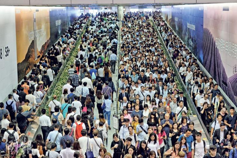 天文台昨午5時20分發出8號東北烈風或暴風信號,大批市民提早下班趕回家,湧到港鐵站乘車,香港站(圖)等轉車站塞滿人群,一度需人流管制。(蘇智鑫攝)受列車故障影響,港鐵一度需要在觀塘線沿線各站實施人流管制措施,包括暫停部分入閘機及扶手電梯,以疏導人潮。圖為昨午6時許,九龍塘站數以百計乘客在入閘後等候解封落月台。(曾憲宗攝)尖沙嘴昨入夜後風力未算大,有市民到尖沙嘴碼頭感受風力,又拿起儀器測風速。(曾憲宗攝)天文台昨傍晚發出8號東北烈風或暴風信號,南港島線列車改為人手操控,控制車速及車門開關;職員加設 天文台昨午5時20分發出8號東北烈風或暴風信號,大批市民提早下班趕回家,湧到港鐵站乘車,香港站(圖)等轉車站塞滿人群,一度需人流管制。(蘇智鑫攝)受列車故障影響,港鐵一度需要在觀塘線沿線各站實施人流管制措施,包括暫停部分入閘機及扶手電梯,以疏導人潮。圖為昨午6時許,九龍塘站數以百計乘客在入閘後等候解封落月台。(曾憲宗攝)尖沙嘴昨入夜後風力未算大,有市民到尖沙嘴碼頭感受風力,又拿起儀器測風速。(曾憲宗攝)天文台昨傍晚發出8號東北烈風或暴風信號,南港島線列車改為人手操控,控制車速及車門開關;職員加設