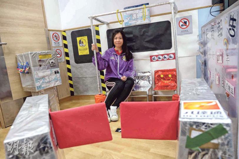 基督教家庭服務中心趣樂幼稚園陳老師以壁報紙、幾個紙箱和一些錫紙,將課室變作港鐵車廂,更因此引起網上討論和不少讚賞,陳老師希望事件令大眾更了解幼稚園教師的日常工作。(鍾林枝攝)陳老師稱教師們花上心機和時間佈置,是想保持學生對課室的新鮮感,從而喜歡學習。學校課室的場景教具還包括巴士站(左圖)及消防局(右圖)。(鍾林枝攝) 基督教家庭服務中心趣樂幼稚園陳老師以壁報紙、幾個紙箱和一些錫紙,將課室變作港鐵車廂,更因此引起網上討論和不少讚賞,陳老師希望事件令大眾更了解幼稚園教師的日常工作。(鍾林枝攝)陳老師稱教師們花上心機和時間佈置,是想保持學生對課室的新鮮感,從而喜歡學習。學校課室的場景教具還包括巴士站(左圖)及消防局(右圖)。(鍾林枝攝)