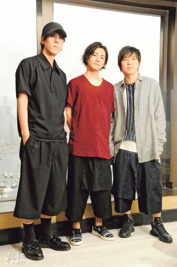 野田洋次郎(左起)、武田祐介及桑原彰得悉香港演唱會門票已經售罄,即透過社交網站感謝港迷支持。(攝影﹕孫華中)昨晚香港打風,RADWIMPS只好留在酒店晚膳,野田透過社交網站上載隊友桑原吃甜品的照片。(攝影﹕孫華中)野田對於香港打風深感好奇,透過房間窗戶拍攝「苗柏」襲港的街景。(攝影﹕孫華中) 野田洋次郎(左起)、武田祐介及桑原彰得悉香港演唱會門票已經售罄,即透過社交網站感謝港迷支持。(攝影﹕孫華中)昨晚香港打風,RADWIMPS只好留在酒店晚膳,野田透過社交網站上載隊友桑原吃甜品的照片。(攝影﹕孫華中)野田對於香港打風深感好奇,透過房間窗戶拍攝「苗柏」襲港的街景。(攝影﹕孫華中)