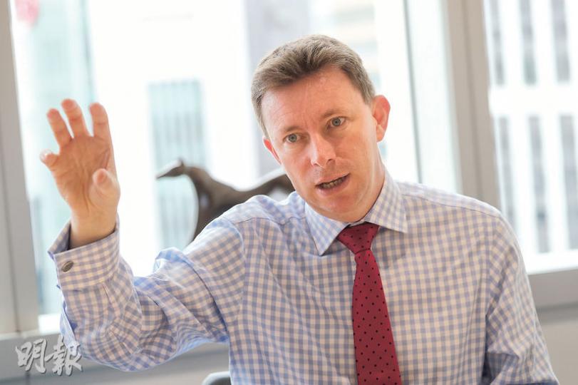 對於現時歐洲多次選舉出現「黑天鵝」,標準人壽投資Andrew Paisley認為,政治事件對中長期投資景氣及企業盈利影響有限,反而可能是一個機會。(李紹昌攝) 對於現時歐洲多次選舉出現「黑天鵝」,標準人壽投資Andrew Paisley認為,政治事件對中長期投資景氣及企業盈利影響有限,反而可能是一個機會。(李紹昌攝)