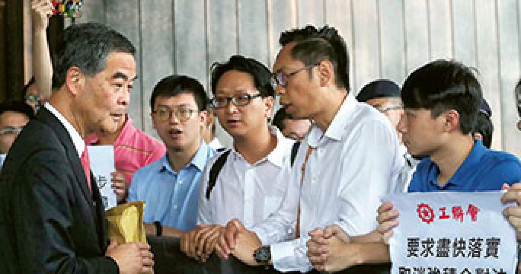 工聯會代表包括立法會議員陸頌雄(右二)、鄧家彪(左三)昨日向特首梁振英(左一)請願,要求特首兌現《施政報告》的承諾,包括落實取消強積金對冲,並表明不接受以合約工時取代標準工時的做法。(李紹昌攝)勞工及福利局長蕭偉強(左)說,社會對標準工時仍存在相當大的分歧,但亦不想原地踏步,故先推出合約工時可作為起步點。右為勞工處長陳嘉信。(鍾林枝攝) 工聯會代表包括立法會議員陸頌雄(右二)、鄧家彪(左三)昨日向特首梁振英(左一)請願,要求特首兌現《施政報告》的承諾,包括落實取消強積金對冲,並表明不接受以合約工時取代標準工時的做法。(李紹昌攝)勞工及福利局長蕭偉強(左)說,社會對標準工時仍存在相當大的分歧,但亦不想原地踏步,故先推出合約工時可作為起步點。右為勞工處長陳嘉信。(鍾林枝攝)