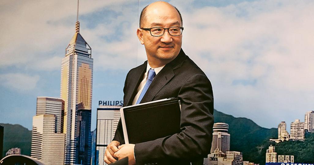 政制及內地事務局長譚志源說,希望選舉事務處能夠痛定思痛,汲取這件事件的深刻教訓,並切實執行改善建議。就遺失選民個人資料事件,「我謹代表選舉事務處再次向受影響市民表示衷心歉意」。(李紹昌攝) 政制及內地事務局長譚志源說,希望選舉事務處能夠痛定思痛,汲取這件事件的深刻教訓,並切實執行改善建議。就遺失選民個人資料事件,「我謹代表選舉事務處再次向受影響市民表示衷心歉意」。(李紹昌攝)