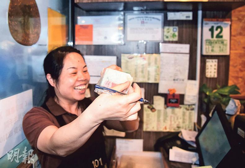 食店爆竊案中,抽屜內寫有「員工小費 貼士」紙張、內有數百元的膠袋原封不動,職員對此嘖嘖稱奇,笑不攏嘴。(林智傑攝) 食店爆竊案中,抽屜內寫有「員工小費 貼士」紙張、內有數百元的膠袋原封不動,職員對此嘖嘖稱奇,笑不攏嘴。(林智傑攝)