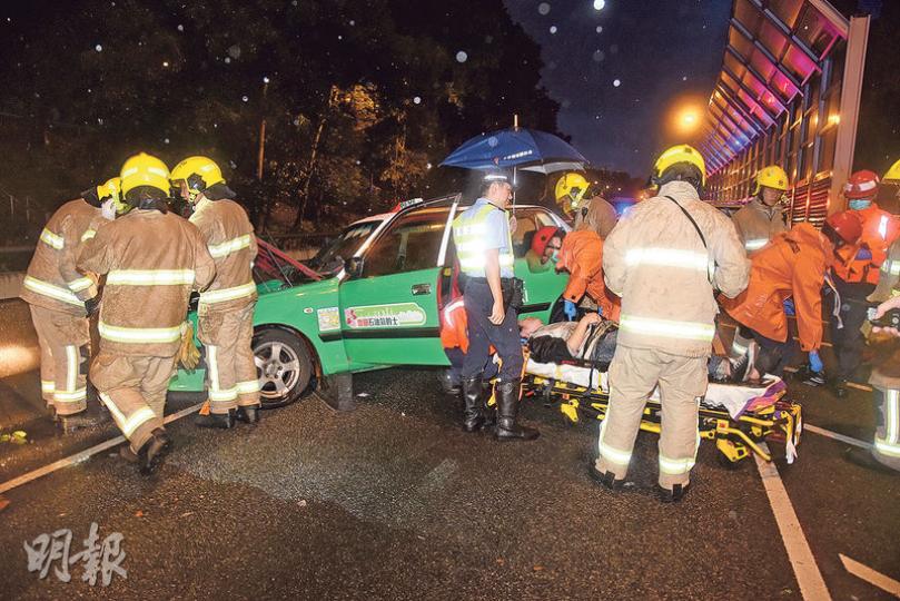 疑在風雨中駛過水窪時失控之的士,連撞兩邊石壆及打「白鴿轉」,司機及3名乘客同告受傷。(蔡方山攝)姓黃休班醫療輔助隊員(右)剛巧駕車接載女同事經過車禍現場,隨即停車協助救人。(蔡方山攝) 疑在風雨中駛過水窪時失控之的士,連撞兩邊石壆及打「白鴿轉」,司機及3名乘客同告受傷。(蔡方山攝)姓黃休班醫療輔助隊員(右)剛巧駕車接載女同事經過車禍現場,隨即停車協助救人。(蔡方山攝)