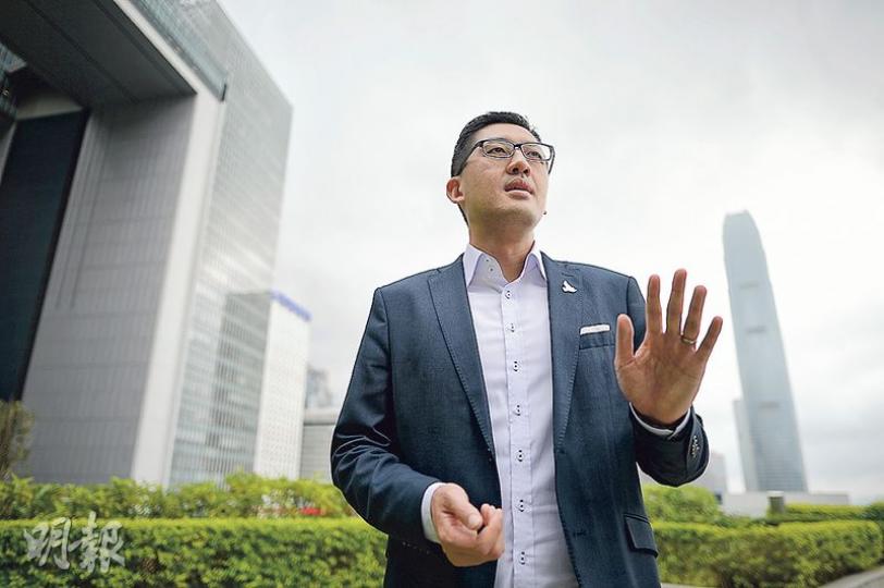 立法會議員林卓廷表示,特首梁振英任內政府對高官利益衝突「好鬆手」,指出此風不可長,冀下任特首林鄭月娥要不偏袒,做到對官員的利益衝突「零容忍」的新風。(鍾林枝攝) 立法會議員林卓廷表示,特首梁振英任內政府對高官利益衝突「好鬆手」,指出此風不可長,冀下任特首林鄭月娥要不偏袒,做到對官員的利益衝突「零容忍」的新風。(鍾林枝攝)