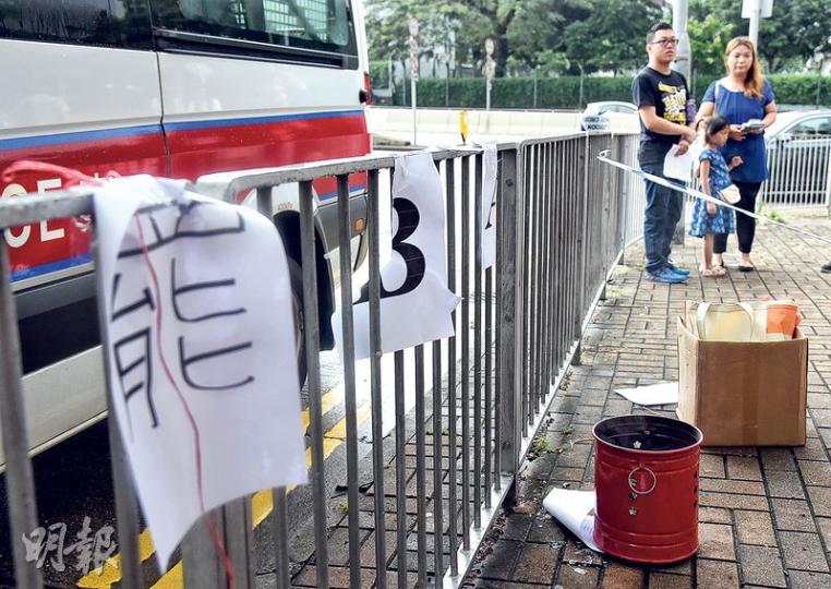 補習教師兼家長黃曦彥(黑衣)及家長伍嘉儀(藍衣)昨晨帶同寫有「罷考BCA」的紙到嘉諾撒聖家學校(九龍塘)門外抗議,其間將一疊模擬試卷放進化寶盆焚燒。(蔡方山攝)家長抗議期間,校長邵苑芬(右一)走到校門前撕走寫有標語的紙。她未有回應家長質問及在場記者查詢,返回校舍。(蔡方山攝) 補習教師兼家長黃曦彥(黑衣)及家長伍嘉儀(藍衣)昨晨帶同寫有「罷考BCA」的紙到嘉諾撒聖家學校(九龍塘)門外抗議,其間將一疊模擬試卷放進化寶盆焚燒。(蔡方山攝)家長抗議期間,校長邵苑芬(右一)走到校門前撕走寫有標語的紙。她未有回應家長質問及在場記者查詢,返回校舍。(蔡方山攝)