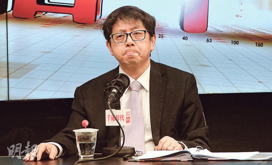 勞工及福利局長蕭偉強(圖)昨出席港台節目《千禧年代》時說,合約工時是重要和穩健的第一步,需要平衡勞工權益和整體情况。(劉焌陶攝)勞顧會僱員代表鄧家彪(右)昨出席港台節目稱,對政府全盤接收合約工時方案感驚訝及失望。同場的自由黨黨魁鍾國斌(左)則說,不同行業有不同特性,不應一刀切處理,但他亦認為1.1萬元的工資線相對低,對此感奇怪。(劉焌陶攝) 勞工及福利局長蕭偉強(圖)昨出席港台節目《千禧年代》時說,合約工時是重要和穩健的第一步,需要平衡勞工權益和整體情况。(劉焌陶攝)勞顧會僱員代表鄧家彪(右)昨出席港台節目稱,對政府全盤接收合約工時方案感驚訝及失望。同場的自由黨黨魁鍾國斌(左)則說,不同行業有不同特性,不應一刀切處理,但他亦認為1.1萬元的工資線相對低,對此感奇怪。(劉焌陶攝)