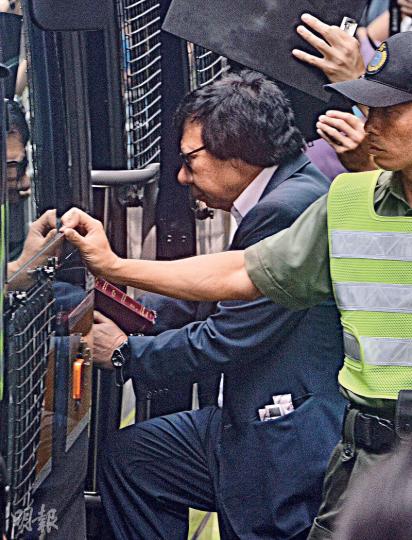 郭炳江在開庭前從女兒手上接過一本《聖經》,並在犯人欄內緊握雙手祈禱,終院頒下判辭駁回其上訴後,郭須隨即入獄,當他被押上囚車時亦拿着同一本聖經(圖)。(馮凱鍵攝)郭炳江(中)牽着女兒郭曉妍(左)的手,與兒子郭基煇(右)抵達終審法院,郭炳江說裁決前一晚睡得不錯,又表示其妻快將生日,希望能與一家人齊齊整整地度過,稱「將一切交畀神」。(李紹昌攝)郭炳江胞弟、新地主席郭炳聯離開法院時雙眼通紅,他對裁決感到傷心及失望,期望哥哥的朋友可以祈禱,令郭炳江一家有勇氣面對裁決結果。(李紹昌攝)郭炳江兒子、新地執董郭 郭炳江在開庭前從女兒手上接過一本《聖經》,並在犯人欄內緊握雙手祈禱,終院頒下判辭駁回其上訴後,郭須隨即入獄,當他被押上囚車時亦拿着同一本聖經(圖)。(馮凱鍵攝)郭炳江(中)牽着女兒郭曉妍(左)的手,與兒子郭基煇(右)抵達終審法院,郭炳江說裁決前一晚睡得不錯,又表示其妻快將生日,希望能與一家人齊齊整整地度過,稱「將一切交畀神」。(李紹昌攝)郭炳江胞弟、新地主席郭炳聯離開法院時雙眼通紅,他對裁決感到傷心及失望,期望哥哥的朋友可以祈禱,令郭炳江一家有勇氣面對裁決結果。(李紹昌攝)郭炳江兒子、新地執董郭
