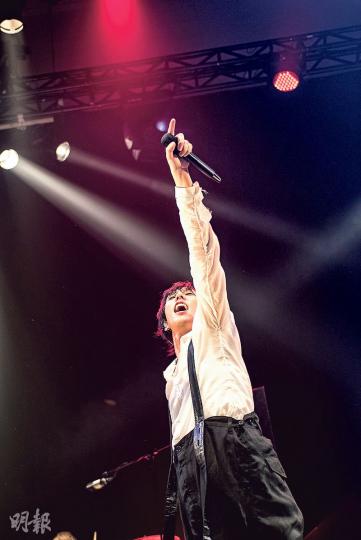 野田洋次郎失準入錯Key,他說這情况偶爾會發生。(攝影/記者:蘇珮欣)結他手桑原彰大曬中文。(攝影/記者:蘇珮欣)武田祐介用廣東話夾雜中文跟港迷打招呼。(攝影/記者:蘇珮欣)黃家強帶同兒子欣賞RADWIMPS的演出。(攝影/記者:蘇珮欣)RADWIMPS再度來港開騷,演唱會門票更於開售後一星期便售罄。(攝影/記者:蘇珮欣)RADWIMPS全晚演唱20首歌,演出近2小時。(攝影/記者:蘇珮欣) 野田洋次郎失準入錯Key,他說這情况偶爾會發生。(攝影/記者:蘇珮欣)結他手桑原彰大曬中文。(攝影/記者:蘇珮欣)武田祐介用廣東話夾雜中文跟港迷打招呼。(攝影/記者:蘇珮欣)黃家強帶同兒子欣賞RADWIMPS的演出。(攝影/記者:蘇珮欣)RADWIMPS再度來港開騷,演唱會門票更於開售後一星期便售罄。(攝影/記者:蘇珮欣)RADWIMPS全晚演唱20首歌,演出近2小時。(攝影/記者:蘇珮欣)