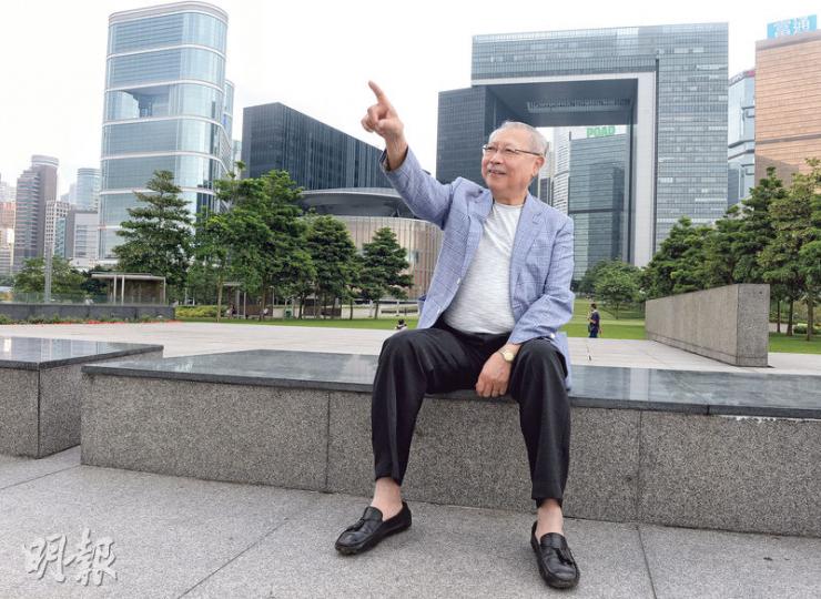 在政府做了46年官的孫明揚於5年前退休,他接受訪問時來到政府總部前的添馬公園。他認為政府引入問責制是好事,部分人希望看到的「(問責官員)人頭落地」沒有發生,不等於問責制出問題,認為民意亦會令政策有改變。(劉焌陶攝) 在政府做了46年官的孫明揚於5年前退休,他接受訪問時來到政府總部前的添馬公園。他認為政府引入問責制是好事,部分人希望看到的「(問責官員)人頭落地」沒有發生,不等於問責制出問題,認為民意亦會令政策有改變。(劉焌陶攝)