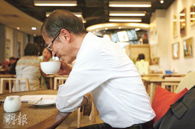 曾鈺成退下立法會主席一職後,全身投入「香港願景」智庫運作。與香港一起走過回歸20年路,他說,很多事都無法預料,有的比想像中好,亦有比想像中差。被問及有否想像過2047年的香港,他大笑着指指天,「到時我係嗰度啦」。(曾憲宗攝) 曾鈺成退下立法會主席一職後,全身投入「香港願景」智庫運作。與香港一起走過回歸20年路,他說,很多事都無法預料,有的比想像中好,亦有比想像中差。被問及有否想像過2047年的香港,他大笑着指指天,「到時我係嗰度啦」。(曾憲宗攝)