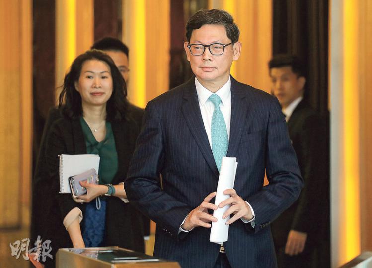 金管局昨日調升港元貼現窗利率,總裁陳德霖(前)警告港息遲早會跟隨美息上升,呼籲市民買樓時,要充分考慮未來價格波動和利率風險。(李紹昌攝) 金管局昨日調升港元貼現窗利率,總裁陳德霖(前)警告港息遲早會跟隨美息上升,呼籲市民買樓時,要充分考慮未來價格波動和利率風險。(李紹昌攝)