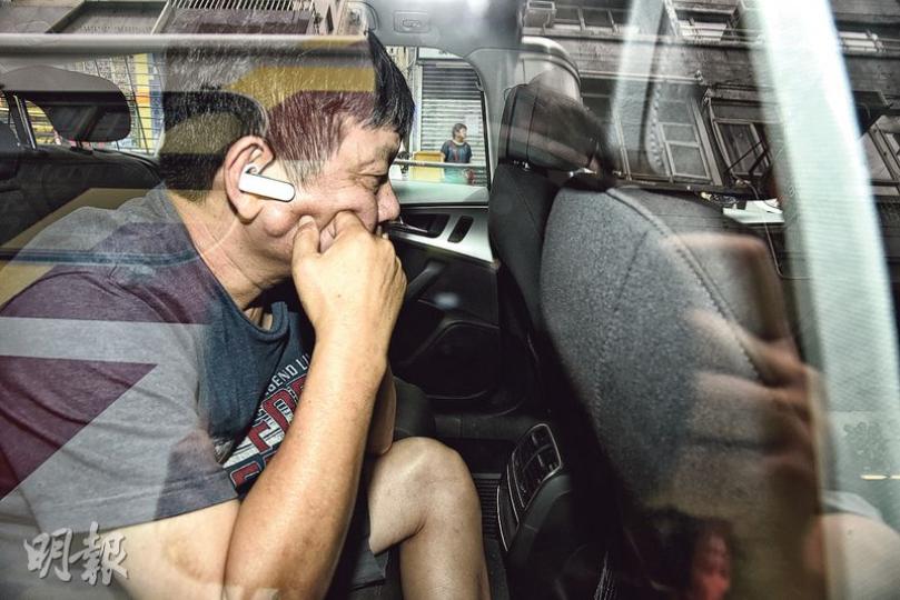 58歲姓蕭旅遊巴司機(圖)因涉危險駕駛引致他人死亡罪名被捕,昨已獲准保釋候查,7月下旬須向警方報到。(鍾炳然攝)涉事旅遊巴原先停在馬頭角道欣榮花園對開慢線,再開行時失控衝前,將北帝街街口的交通燈(圖)撞至嚴重損毁。(鍾炳然攝) 58歲姓蕭旅遊巴司機(圖)因涉危險駕駛引致他人死亡罪名被捕,昨已獲准保釋候查,7月下旬須向警方報到。(鍾炳然攝)涉事旅遊巴原先停在馬頭角道欣榮花園對開慢線,再開行時失控衝前,將北帝街街口的交通燈(圖)撞至嚴重損毁。(鍾炳然攝)