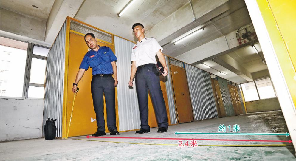消防處昨展示其中一間完成遵辦的迷你倉,兩排倉之間間隔達2.4米,較原本闊約1米(原有為綠色的面積),另外天花與倉庫頂的空間有最少1米距離。窗口方面,負責人亦擴大窗口面積,完全符合消防處要求。(李紹昌攝) 消防處昨展示其中一間完成遵辦的迷你倉,兩排倉之間間隔達2.4米,較原本闊約1米(原有為綠色的面積),另外天花與倉庫頂的空間有最少1米距離。窗口方面,負責人亦擴大窗口面積,完全符合消防處要求。(李紹昌攝)