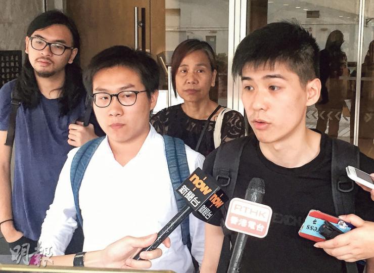 學聯前副秘書長岑敖暉(前右)表示將會認罪,社民連外務副主席黃浩銘(前左)表示選擇繼續抗辯。(凌沛恩攝) 學聯前副秘書長岑敖暉(前右)表示將會認罪,社民連外務副主席黃浩銘(前左)表示選擇繼續抗辯。(凌沛恩攝)