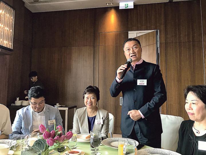 九龍社團聯會噚日舉辦傳媒茶敘,由會長陳振彬(右二)同理事長王惠貞(左二)介紹籌備慶回歸嘅一系列活動。(渠贇攝) 九龍社團聯會噚日舉辦傳媒茶敘,由會長陳振彬(右二)同理事長王惠貞(左二)介紹籌備慶回歸嘅一系列活動。(渠贇攝)