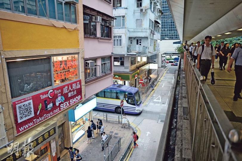灣仔成人用品店潮性點分店的櫥窗(左)及大電視對正灣仔港鐵站至入境事務大樓的行人天橋,天橋每日都有大量人流,可清晰看到該店。記者昨日觀察所見,大電視沒有運作及播放片段。(鍾林枝攝)歐馬發展有限公司負責人Oleg在庭外表示,在香港經營性用品生意已4年,不滿淫審處裁決灣仔分店播放的片段是二級不雅,故覆核其決定。(楊英傑攝) 灣仔成人用品店潮性點分店的櫥窗(左)及大電視對正灣仔港鐵站至入境事務大樓的行人天橋,天橋每日都有大量人流,可清晰看到該店。記者昨日觀察所見,大電視沒有運作及播放片段。(鍾林枝攝)歐馬發展有限公司負責人Oleg在庭外表示,在香港經營性用品生意已4年,不滿淫審處裁決灣仔分店播放的片段是二級不雅,故覆核其決定。(楊英傑攝)