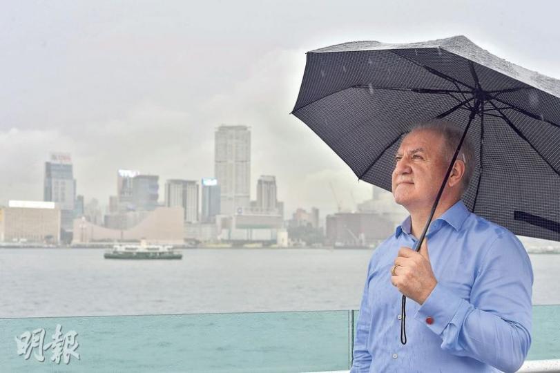 20年過去,香港經歷不少風雨,杜大偉認為本港仍有國際公司總部樞紐的優勢,地位難以取代,但未來的工作機會主要來自中國大陸,籲港人北望神州,勿將眼光局限在本地。(馮凱鍵攝) 20年過去,香港經歷不少風雨,杜大偉認為本港仍有國際公司總部樞紐的優勢,地位難以取代,但未來的工作機會主要來自中國大陸,籲港人北望神州,勿將眼光局限在本地。(馮凱鍵攝)