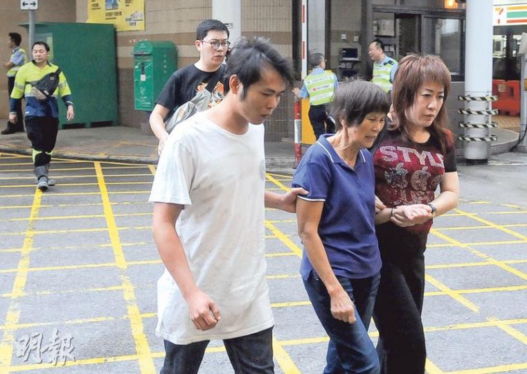 54歲工傷死者何鎮國的家屬趕至醫院認屍期間,有女親友傷心痛哭(中),需由工聯會女職員(右)在旁陪同安慰。(樊銳昌攝) 54歲工傷死者何鎮國的家屬趕至醫院認屍期間,有女親友傷心痛哭(中),需由工聯會女職員(右)在旁陪同安慰。(樊銳昌攝)