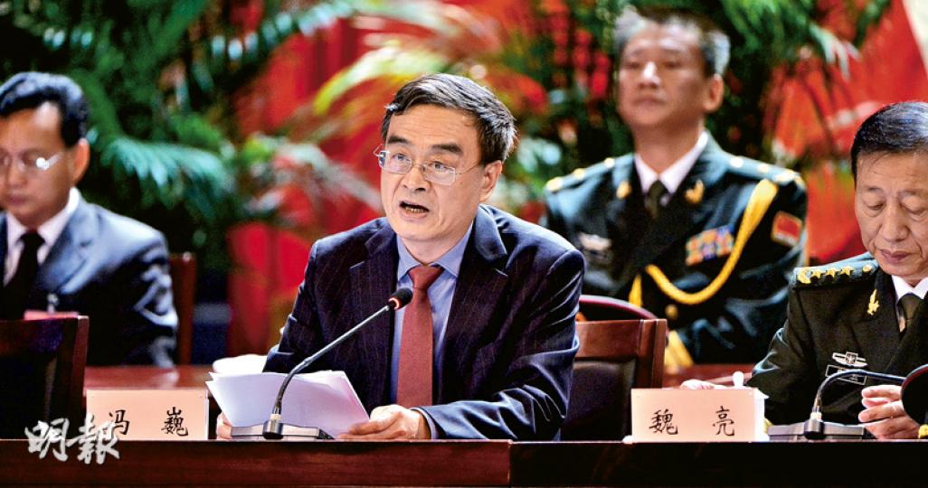 曾任駐港部隊新聞發言人、現任港澳辦副主任的馮巍指,沒有強大國防就沒有強大國家,駐港解放軍是中央對香港的主權體現,駐軍肩負維護國家安全和香港繁榮穩定的重責,在特殊情况下,協助維持香港社會治安,而佔中事件中,駐軍便是香港「堅強後盾」。(馮凱鍵攝)駐港解放軍2010年編成的「特種作戰一連」,獲國家主席習近平授予「香港駐軍模範特戰連」榮譽稱號,昨獲授錦旗和紀念品,對其過往出色表現給予嘉許。(馮凱鍵攝) 曾任駐港部隊新聞發言人、現任港澳辦副主任的馮巍指,沒有強大國防就沒有強大國家,駐港解放軍是中央對香港的主權體現,駐軍肩負維護國家安全和香港繁榮穩定的重責,在特殊情况下,協助維持香港社會治安,而佔中事件中,駐軍便是香港「堅強後盾」。(馮凱鍵攝)駐港解放軍2010年編成的「特種作戰一連」,獲國家主席習近平授予「香港駐軍模範特戰連」榮譽稱號,昨獲授錦旗和紀念品,對其過往出色表現給予嘉許。(馮凱鍵攝)