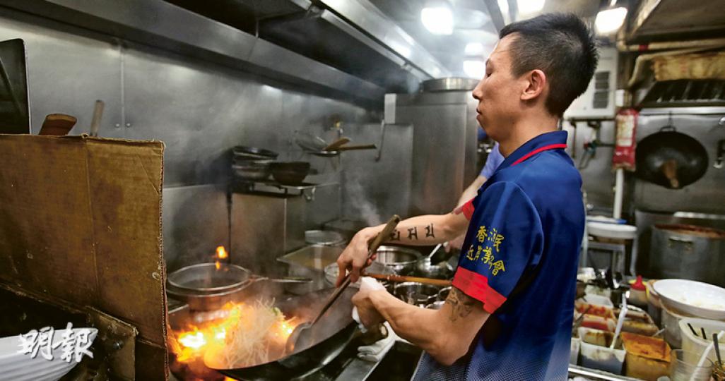 香港中華煤氣將於8月加價4.3%,有茶餐廳的廚房蒸爐、炒爐全部都用煤氣,平均每月煤氣費約3萬元,負責人慨嘆舖租加、煤氣費又加,還要應付最低工資,相信明年初調整價格時,要考慮加價1至2元。(曾憲宗攝) 香港中華煤氣將於8月加價4.3%,有茶餐廳的廚房蒸爐、炒爐全部都用煤氣,平均每月煤氣費約3萬元,負責人慨嘆舖租加、煤氣費又加,還要應付最低工資,相信明年初調整價格時,要考慮加價1至2元。(曾憲宗攝)