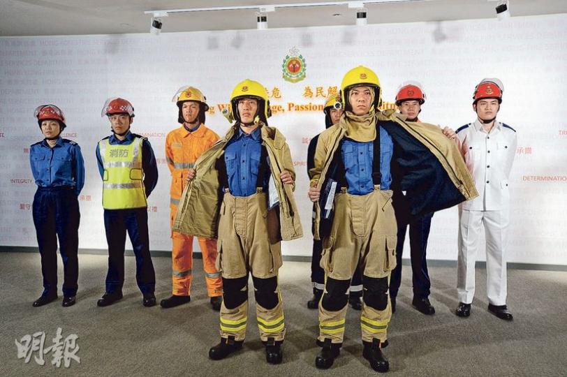 消防處人員的工作服經過多次變遷,其中消防員防護服於2011年引入俗稱「黃金戰衣」(前排)的款式,消防員入高溫火場時可在戰衣內加上黑色「內膽」(前右),有助消防員抵抗高溫,而在處理山火和困 消防處人員的工作服經過多次變遷,其中消防員防護服於2011年引入俗稱「黃金戰衣」(前排)的款式,消防員入高溫火場時可在戰衣內加上黑色「內膽」(前右),有助消防員抵抗高溫,而在處理山火和困