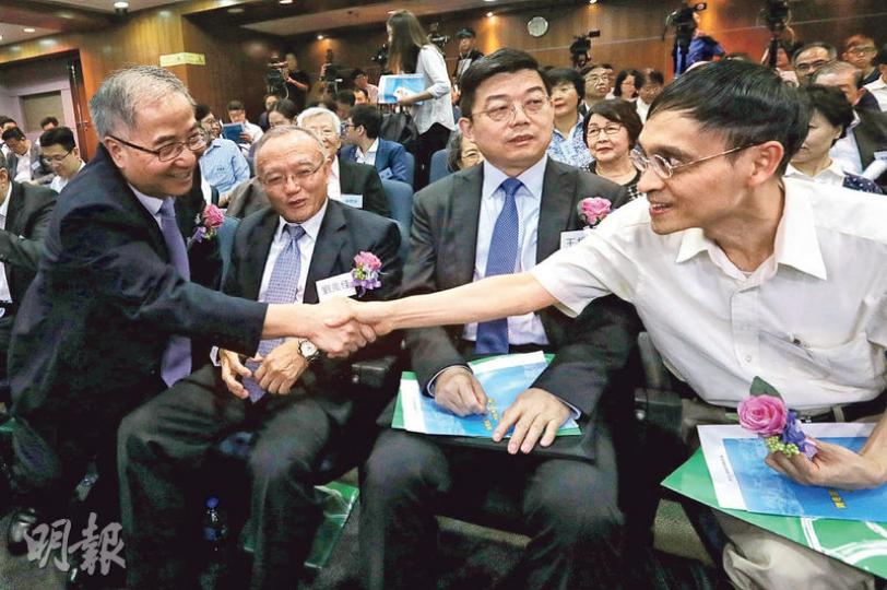 中大香港亞太研究所昨舉行「一國兩制」學術研討會,邀請多名嘉賓發言,前排左起依次為基本法委員會委員饒戈平、全國港澳研究會副會長劉兆佳、中聯辦法律部部長王振民以及基本法委員會另一委員陳弘毅。(李紹昌攝) 中大香港亞太研究所昨舉行「一國兩制」學術研討會,邀請多名嘉賓發言,前排左起依次為基本法委員會委員饒戈平、全國港澳研究會副會長劉兆佳、中聯辦法律部部長王振民以及基本法委員會另一委員陳弘毅。(李紹昌攝)