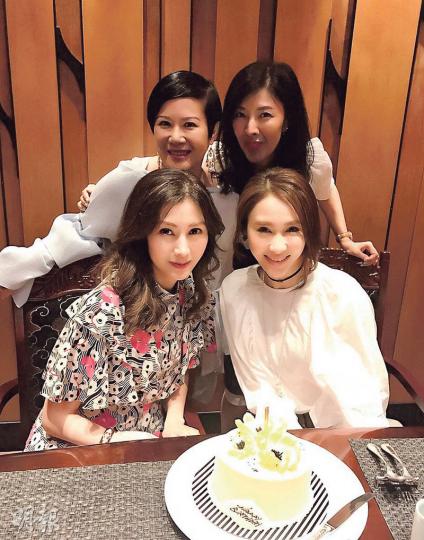 6月20日是李嘉欣47歲生日,她昨日先跟黎姿等切蛋糕慶祝。(微博圖片)黎姿(左起)、李嘉欣、張潔雯及李嘉明同是凍齡美魔女。(微博圖片) 6月20日是李嘉欣47歲生日,她昨日先跟黎姿等切蛋糕慶祝。(微博圖片)黎姿(左起)、李嘉欣、張潔雯及李嘉明同是凍齡美魔女。(微博圖片)