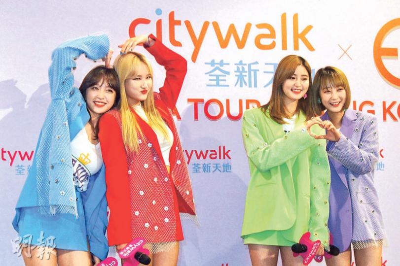 EXID成員(左起):Hani、LE、正花及慧潾今晚將在港開騷。(攝影鎅O者:蘇珮欣)EXID昨日抵港,大約有半百粉絲接機。(黃梓烜攝) EXID成員(左起):Hani、LE、正花及慧潾今晚將在港開騷。(攝影鎅O者:蘇珮欣)EXID昨日抵港,大約有半百粉絲接機。(黃梓烜攝)