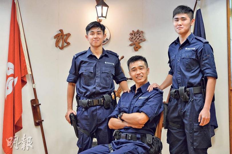 水警父子兵,爸爸林卓倫(中)、與長子林浩俊(左)和次子林浩朗(右)同駐守水警西分區不同小隊。林卓倫笑言,不時會向同袍「收風」,聽聽兩兄弟表現如何。(蘇智鑫攝) 水警父子兵,爸爸林卓倫(中)、與長子林浩俊(左)和次子林浩朗(右)同駐守水警西分區不同小隊。林卓倫笑言,不時會向同袍「收風」,聽聽兩兄弟表現如何。(蘇智鑫攝)