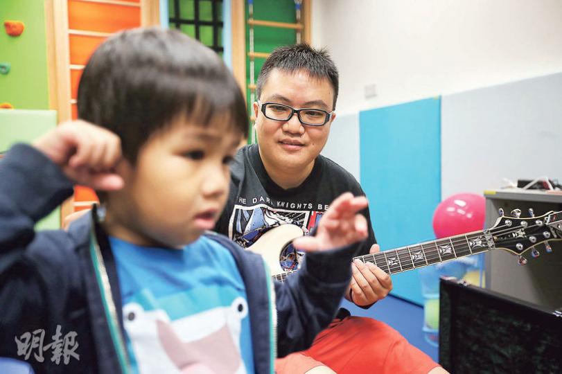 訪問當日,阿偉(右)帶來了結他,輕輕彈奏一曲。博博(左)也隨口哼了一句「一閃一閃小星星」的旋律,歌詞全變成了「爸爸」。阿偉笑言沒期望兒子要繼承衣缽,只願他快樂成長。(曾憲宗攝) 訪問當日,阿偉(右)帶來了結他,輕輕彈奏一曲。博博(左)也隨口哼了一句「一閃一閃小星星」的旋律,歌詞全變成了「爸爸」。阿偉笑言沒期望兒子要繼承衣缽,只願他快樂成長。(曾憲宗攝)