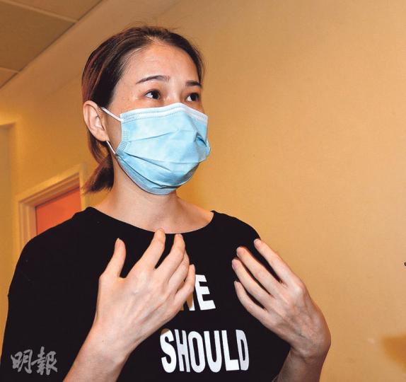 因心臟衰竭需換心續命的11歲男童鄧啟謙(謙仔)等待8個月,終獲捐心,其母(圖)昨到醫院探望兒子,透露謙仔已清醒並可進食,但傷口仍感痛楚。她感激捐心者救了兩母子,盼更多人願參與器官捐贈。(劉焌陶攝) 因心臟衰竭需換心續命的11歲男童鄧啟謙(謙仔)等待8個月,終獲捐心,其母(圖)昨到醫院探望兒子,透露謙仔已清醒並可進食,但傷口仍感痛楚。她感激捐心者救了兩母子,盼更多人願參與器官捐贈。(劉焌陶攝)