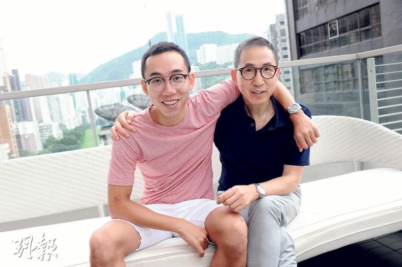 張堅庭與大仔張高銘父子感情極佳,無所不談。(攝影﹕鍾偉茵)張堅庭與大仔張高銘像朋友般相處,他一臉滿足說﹕「我現在多了個朋友。」(攝影﹕鍾偉茵) 張堅庭與大仔張高銘父子感情極佳,無所不談。(攝影﹕鍾偉茵)張堅庭與大仔張高銘像朋友般相處,他一臉滿足說﹕「我現在多了個朋友。」(攝影﹕鍾偉茵)