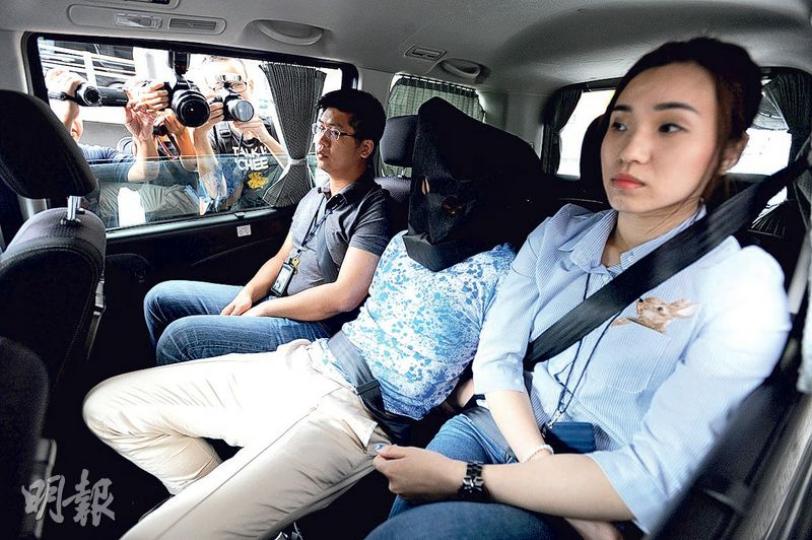 商業罪案調查科搗破以虛假入息資料向銀行申請信用卡的串謀詐騙集團,探員將其中一名疑犯押返警署扣查。(衛永康攝) 商業罪案調查科搗破以虛假入息資料向銀行申請信用卡的串謀詐騙集團,探員將其中一名疑犯押返警署扣查。(衛永康攝)