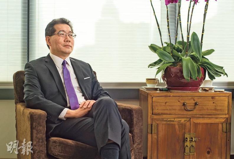 商務及經濟發展局長蘇錦樑的辦公室內有不少「私伙」家具,如他做訪問時坐的座椅和旁邊的木櫃,在剛過去的周末已搬離辦公室。官場生涯即將結束,他直言不捨,但自覺過去醉心工作,對家人不公道。他透露離任後將與太太外遊半年,如探望在外地的家人,現未計劃日後去向,不排除重拾舊業當律師,或重返民建聯培訓後輩。他寄語接任者「用愛心做實事」,局長有責任感受市民和業界需要。(鍾林枝攝) 商務及經濟發展局長蘇錦樑的辦公室內有不少「私伙」家具,如他做訪問時坐的座椅和旁邊的木櫃,在剛過去的周末已搬離辦公室。官場生涯即將結束,他直言不捨,但自覺過去醉心工作,對家人不公道。他透露離任後將與太太外遊半年,如探望在外地的家人,現未計劃日後去向,不排除重拾舊業當律師,或重返民建聯培訓後輩。他寄語接任者「用愛心做實事」,局長有責任感受市民和業界需要。(鍾林枝攝)